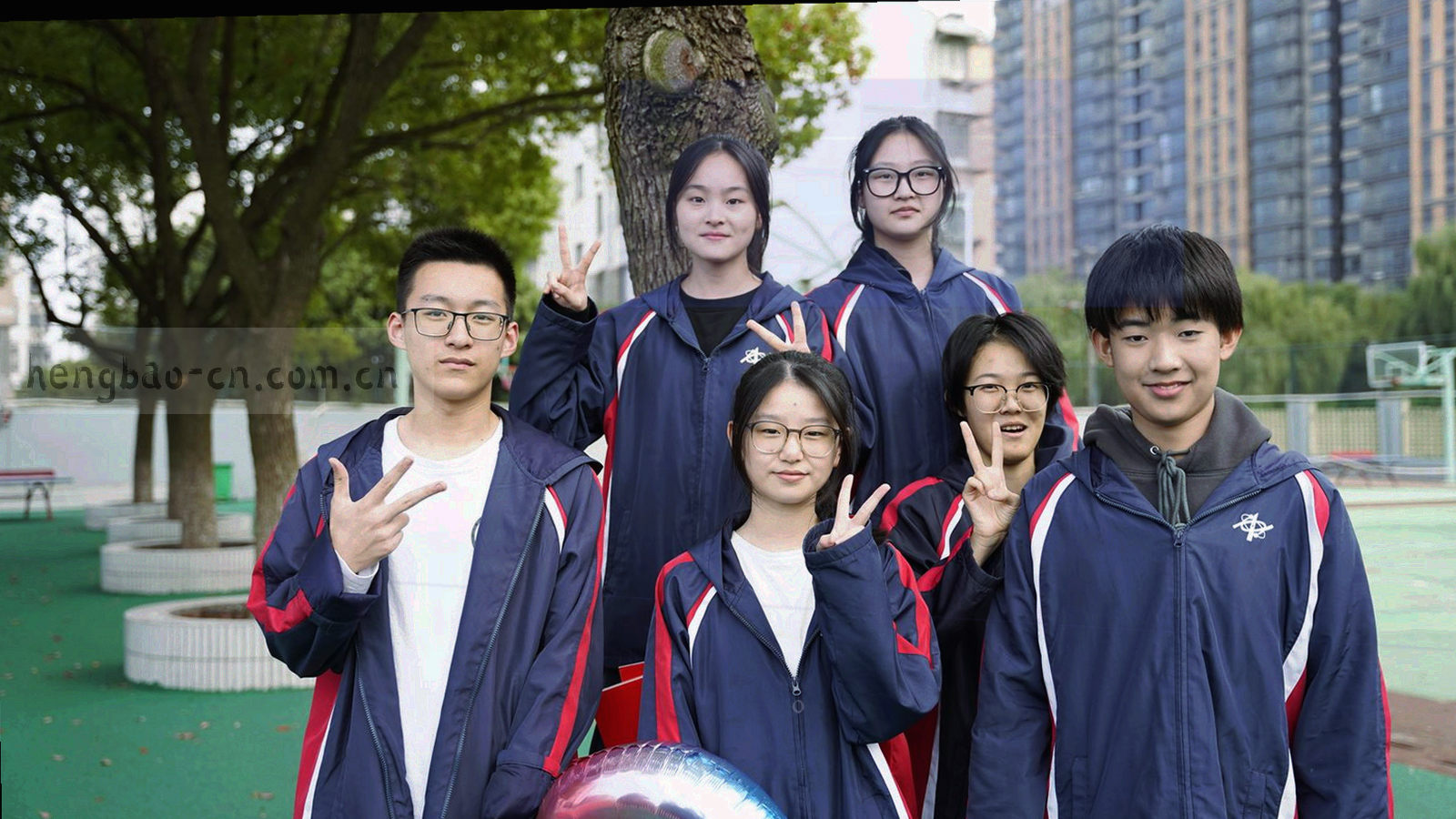 抽象北美地图上的光点与分档色带，示意四个区域带的服务覆盖